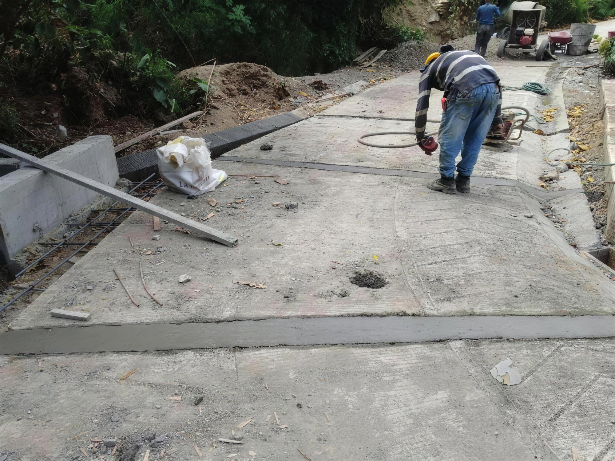 Vaciado de una placa huella en concreto