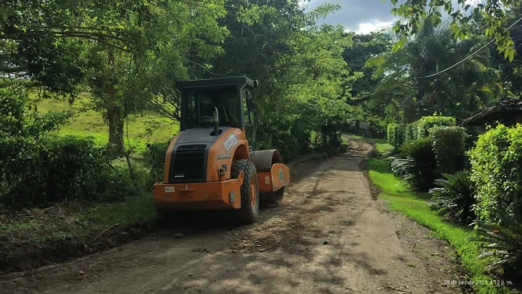 Compactador en una vía terciaria