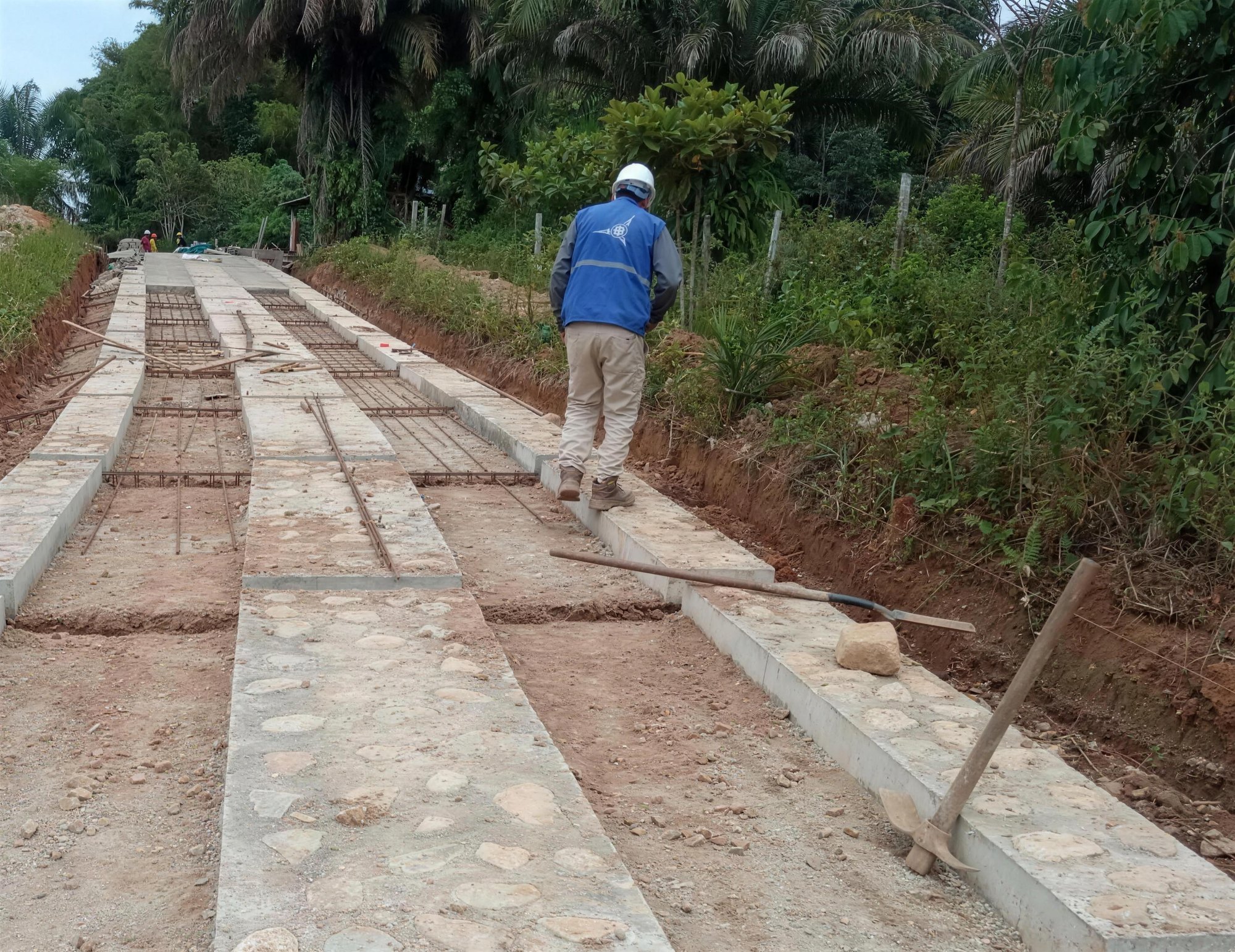 Placa huella terminada en una vía terciaria de Caquetá