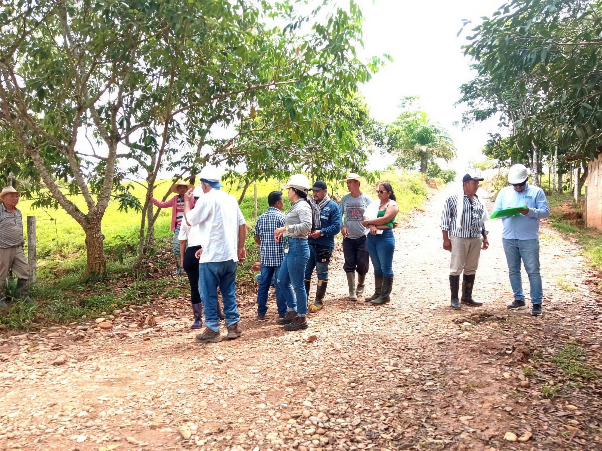 Equipo de interventoría en una vía terciaria de Caquetá