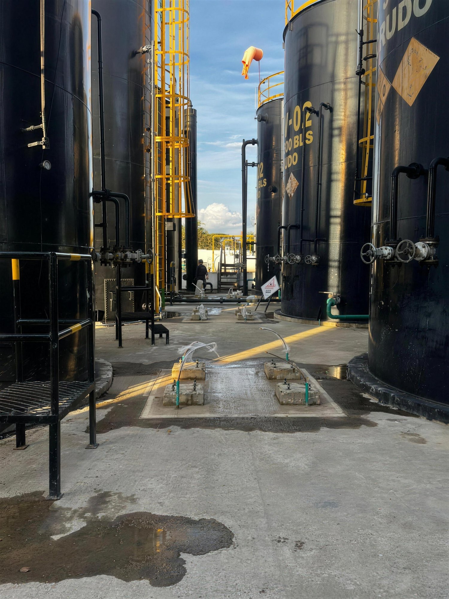 Fundaciones en concreto entre tanques de una facilidad petrolera
